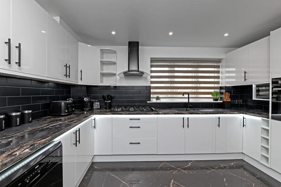 Contractors Heaven-POOL TABLE-THREE BEDROOM HOUSE WITH SEPARATE ONE BEDROOM SELF CONTAINED-Close to AIRPORT House in Luton