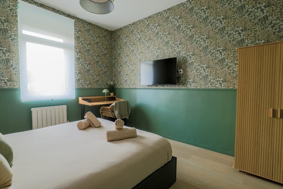 Communal lounge/ TV room, Bed, TV and multimedia, Photo of the whole room, Evening entertainment, Bedroom