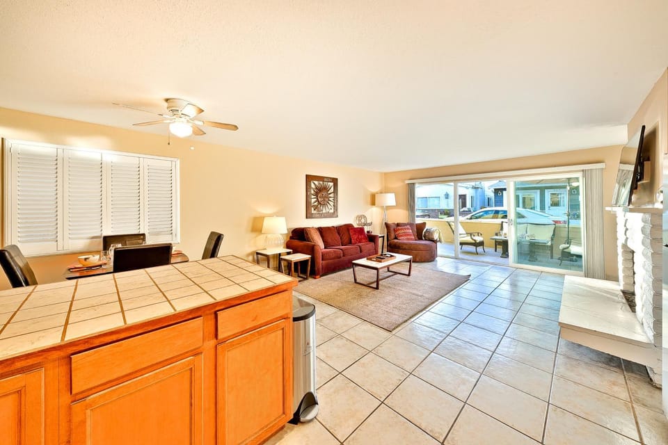 Newport Beach Simplicity Apartment in Balboa Peninsula