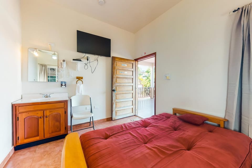 Grampa Puli at Isebei Guest House -Gold Standard Certified House in Hopkins