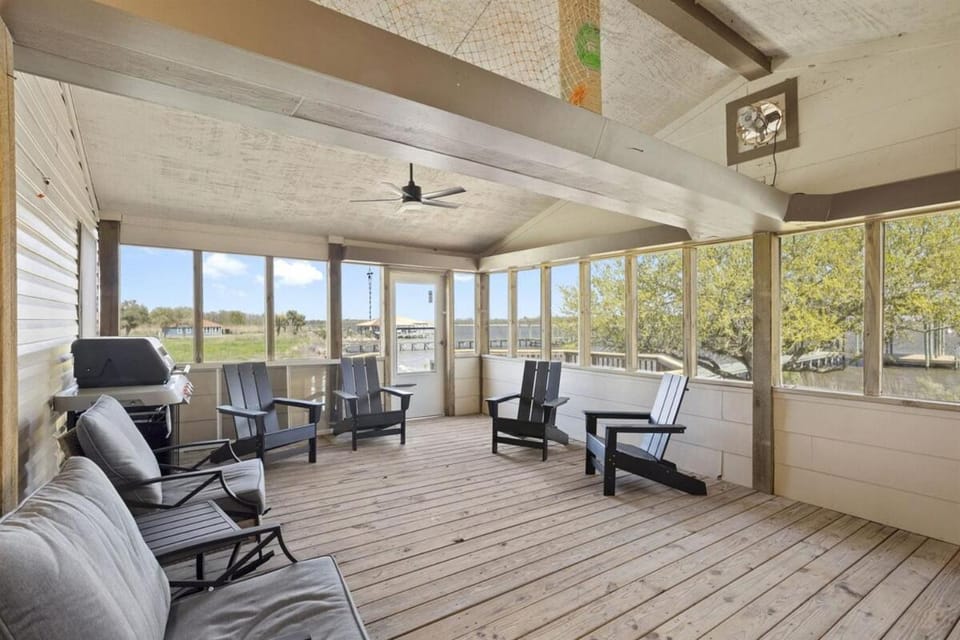Pelican Point Paradise House in Hackberry