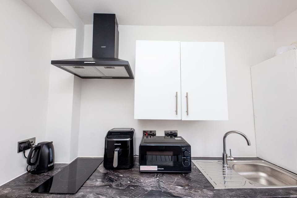 Coffee/tea facilities, Kitchen or kitchenette, stove