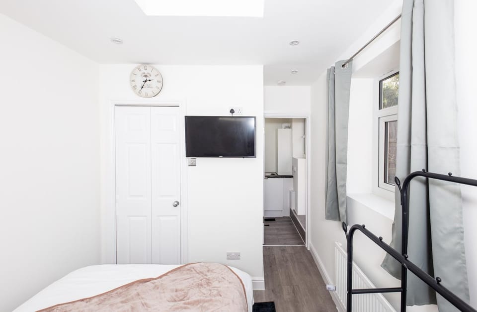 Bed, TV and multimedia, Bedroom, wardrobe