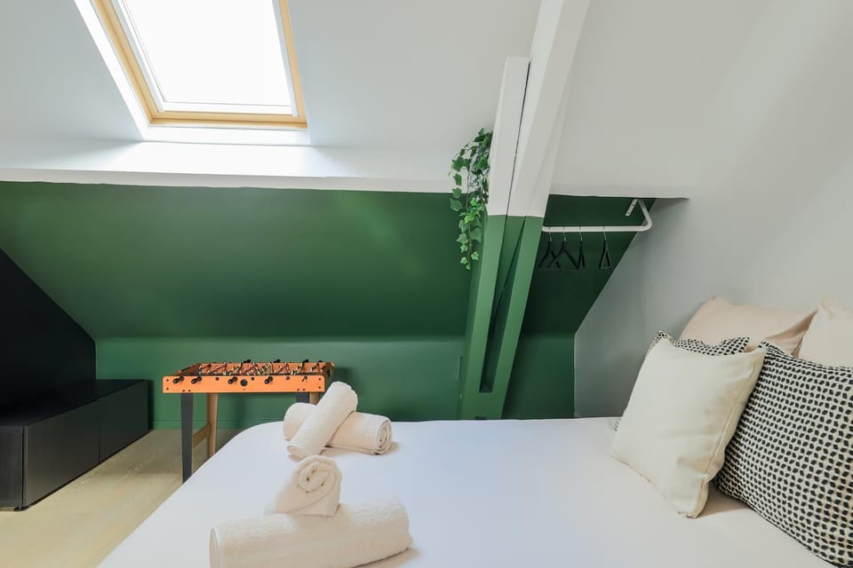 Bed, towels