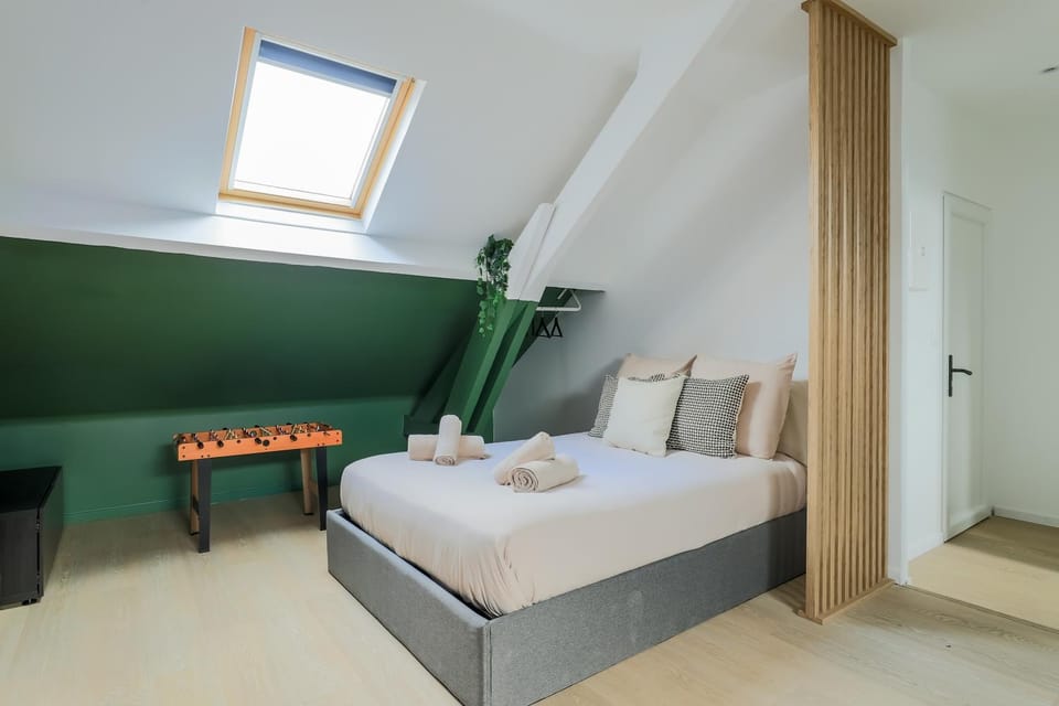 Bed, towels