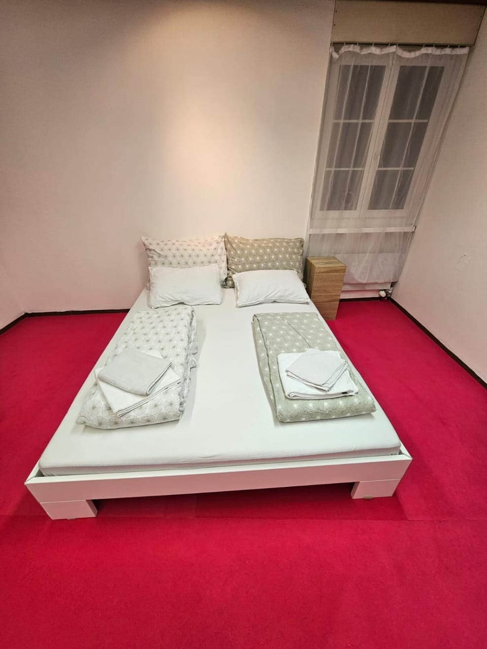 Jupiter - Private Room with Shared Kitchen Shower and Toilet - Chur Old Town Bed and Breakfast in Chur