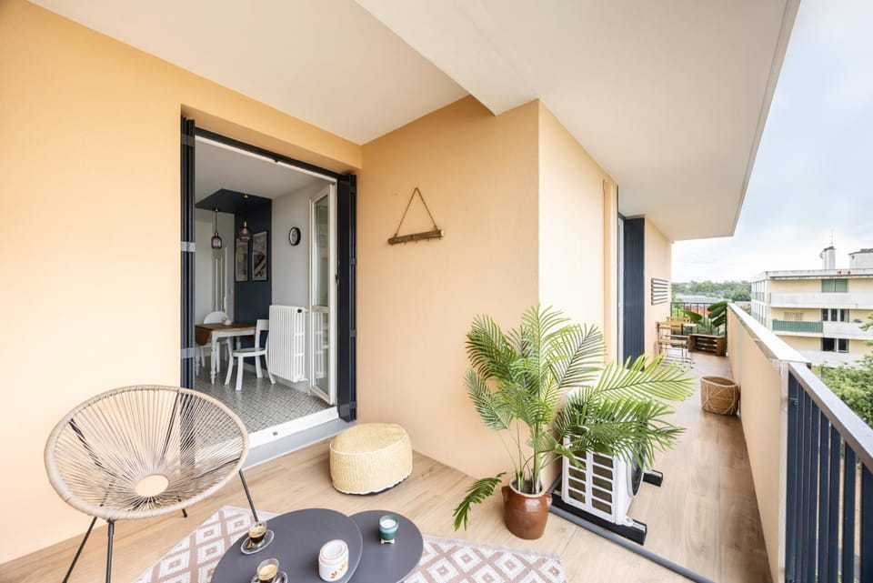 Property building, Day, Balcony/Terrace, Dining area