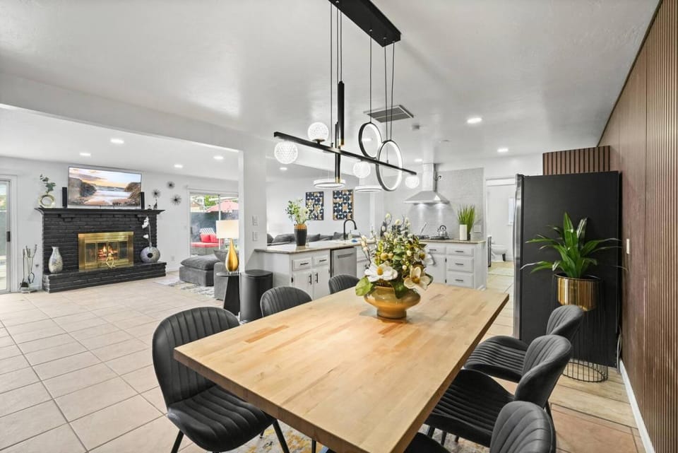 Heated Pool - Jacuzzi - Firepit - Game Room House in Hemet