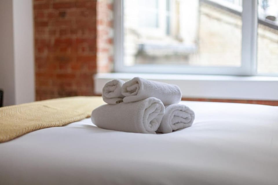 Bed, Bedroom, towels