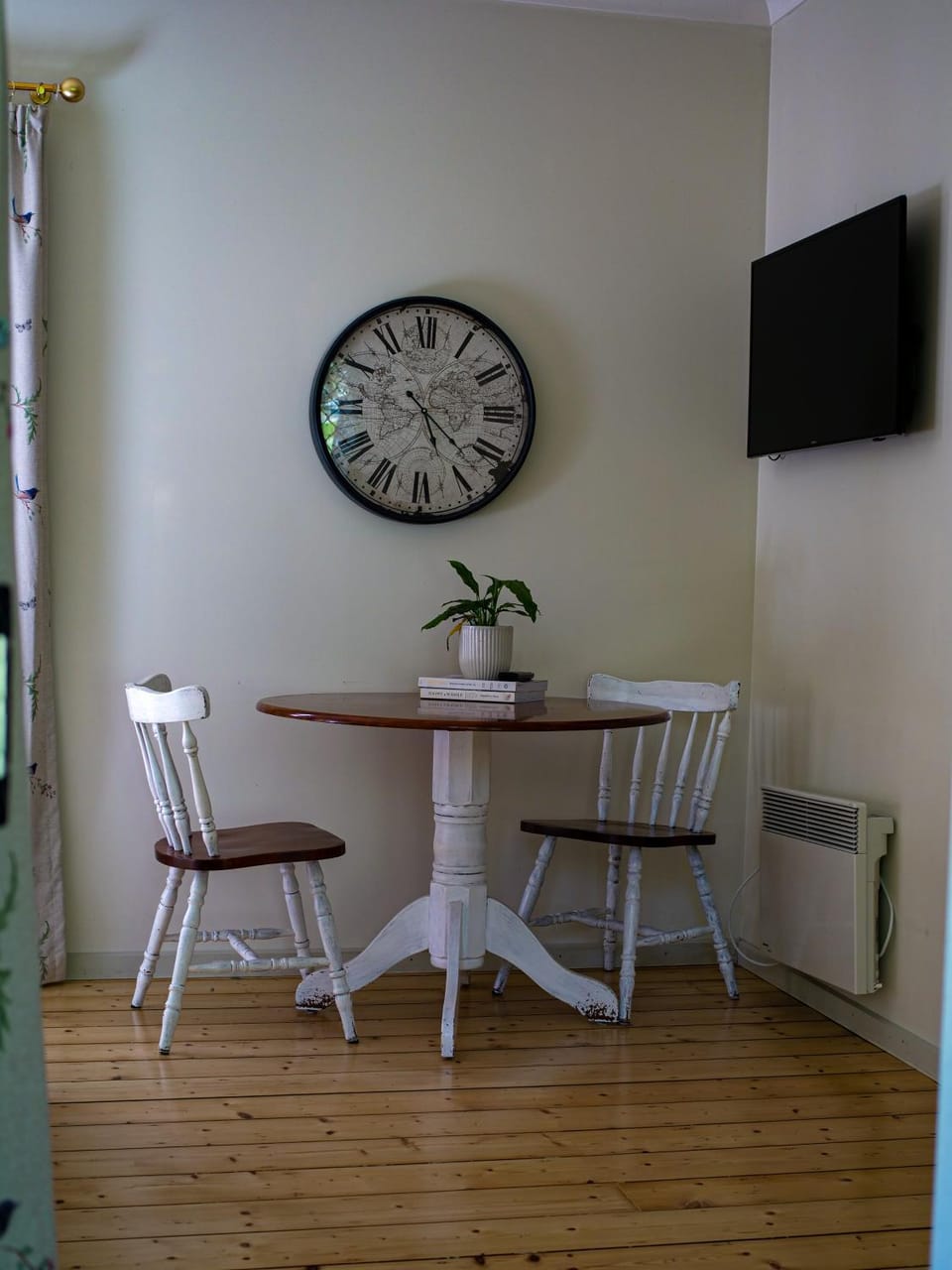 Seating area, Dining area