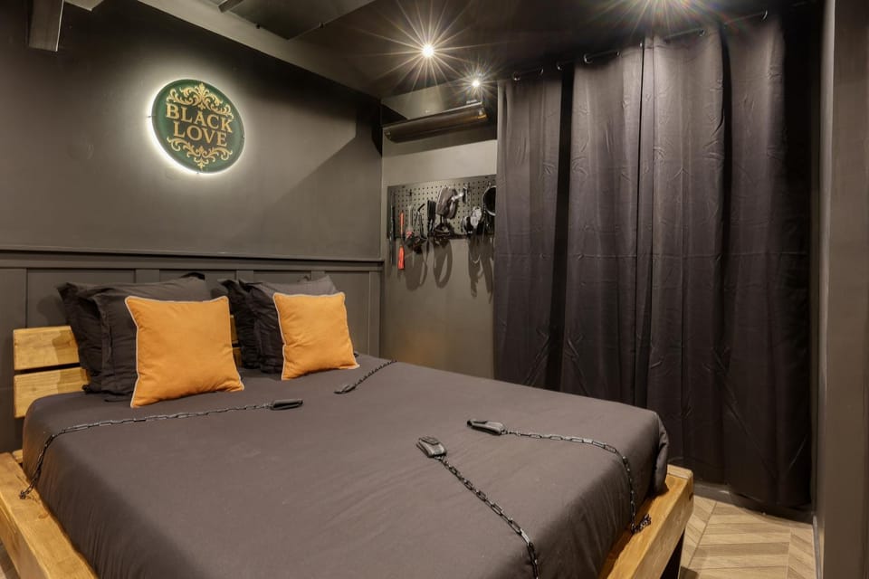 BlackLove room Apartment in La Ciotat