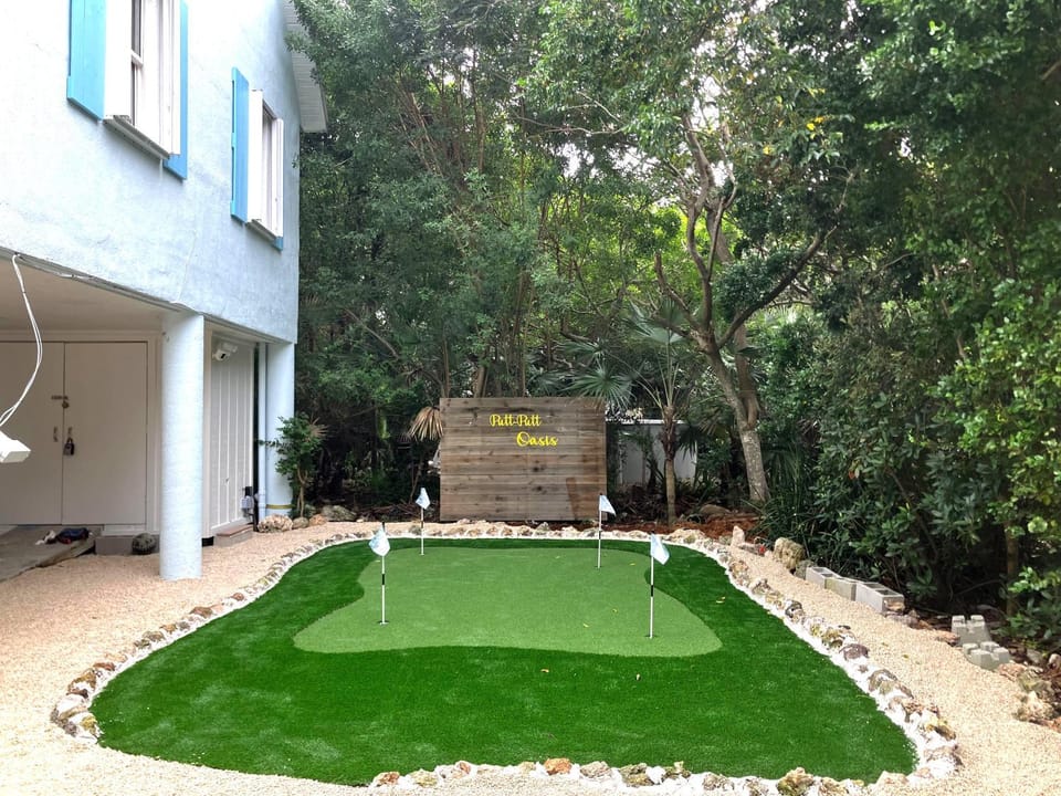 Serenity OasisPool!Putt-Putt!KayaksBikesSpa House in Marathon