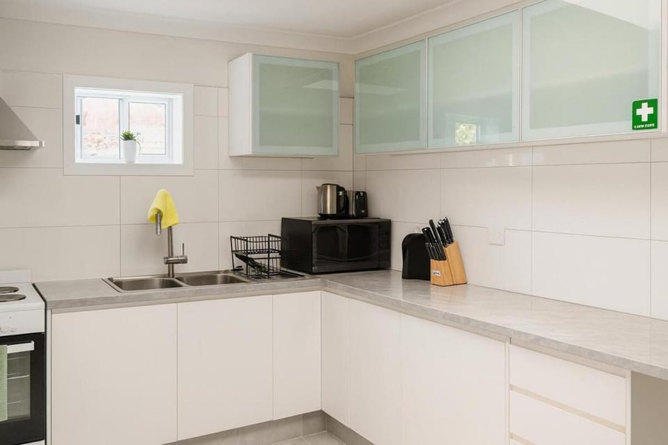 Coffee/tea facilities, Kitchen or kitchenette, microwave, stove, toaster, kitchen