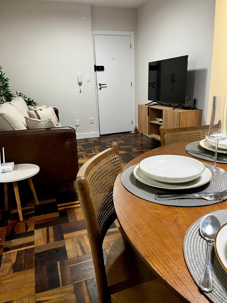 Communal lounge/ TV room, TV and multimedia, Living room, Seating area, Dining area