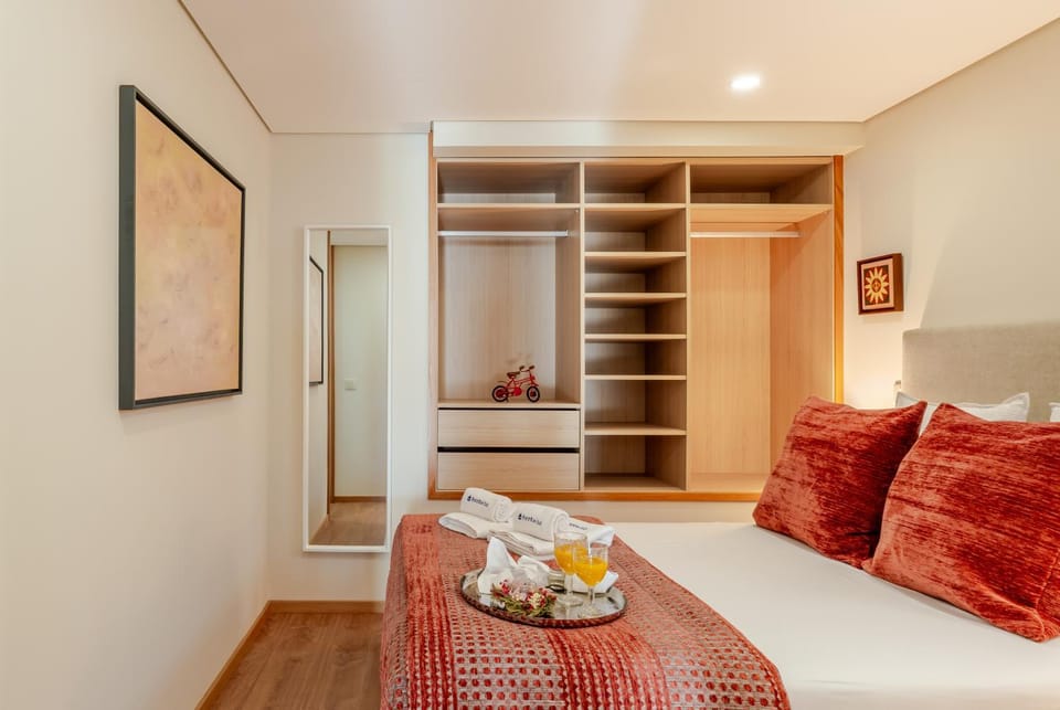 Bed, TV and multimedia, Bedroom, towels