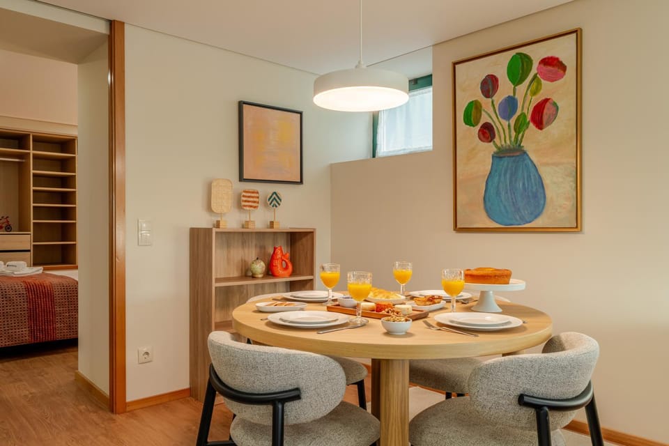 Bed, Living room, Dining area, Bedroom