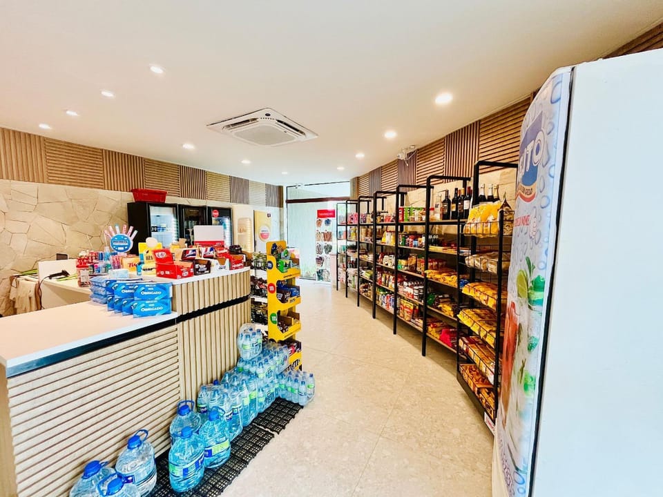 Supermarket/grocery shop