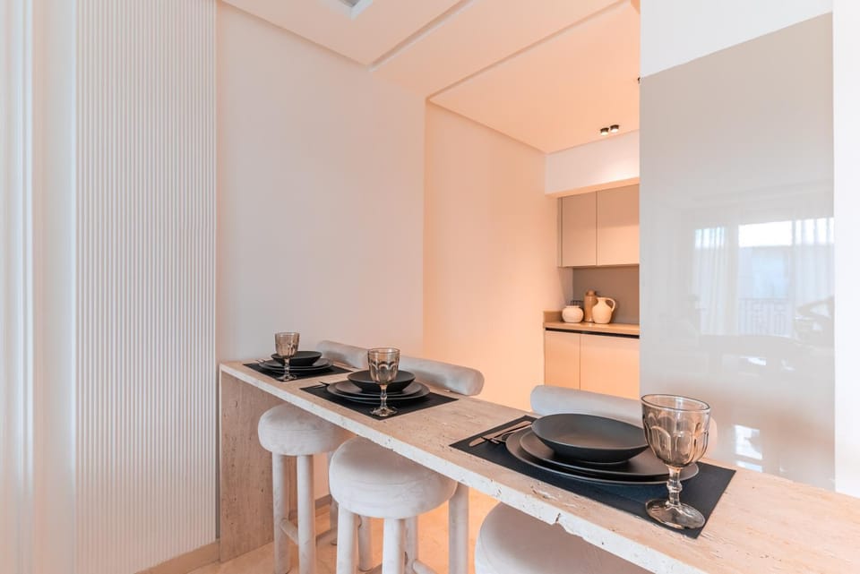 Kitchen or kitchenette, Dining area