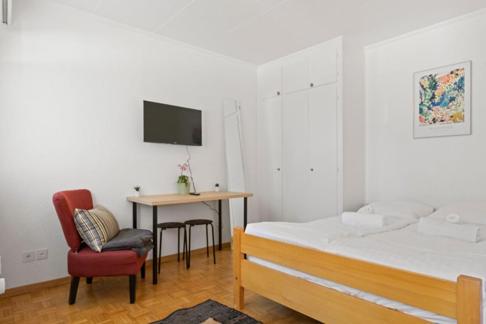 Bed, TV and multimedia, Photo of the whole room, Bedroom, towels, wardrobe