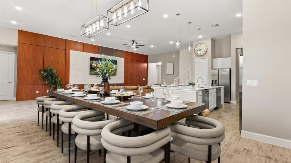 Lakeside Villa with Pool, Cinema & Games Room House in Kissimmee
