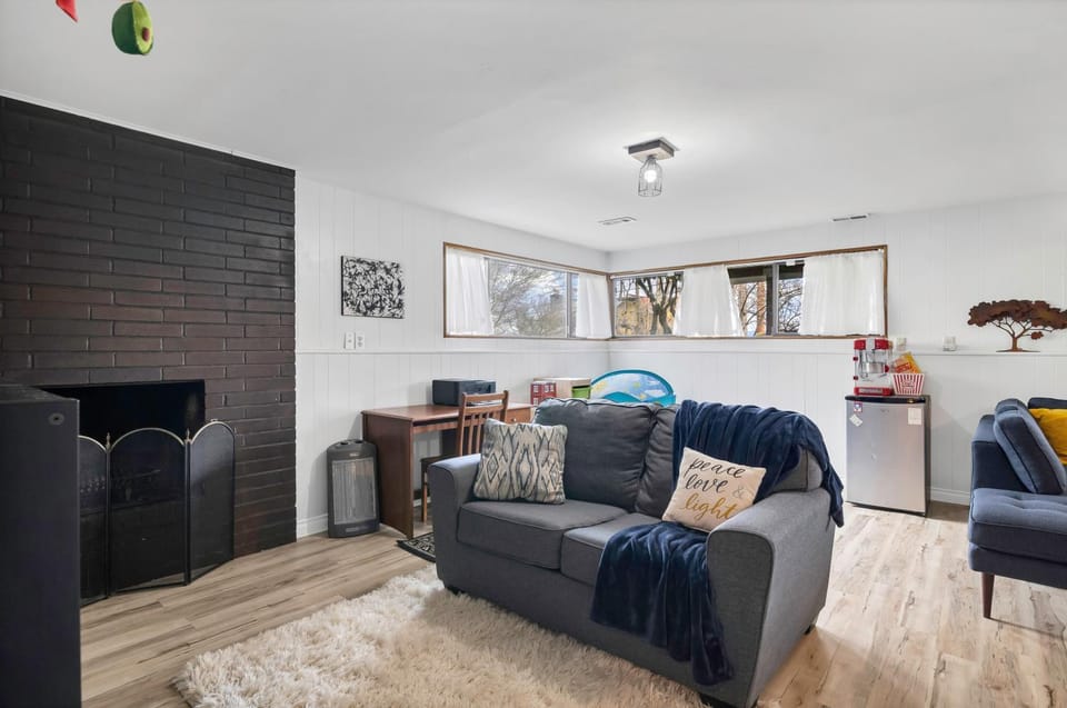 Rainier Beach 6BR and 3BA Spacious Lake View Home, 15min FIFA World Cup Ready, Fireplaces & Nearby Amenities House in Tukwila