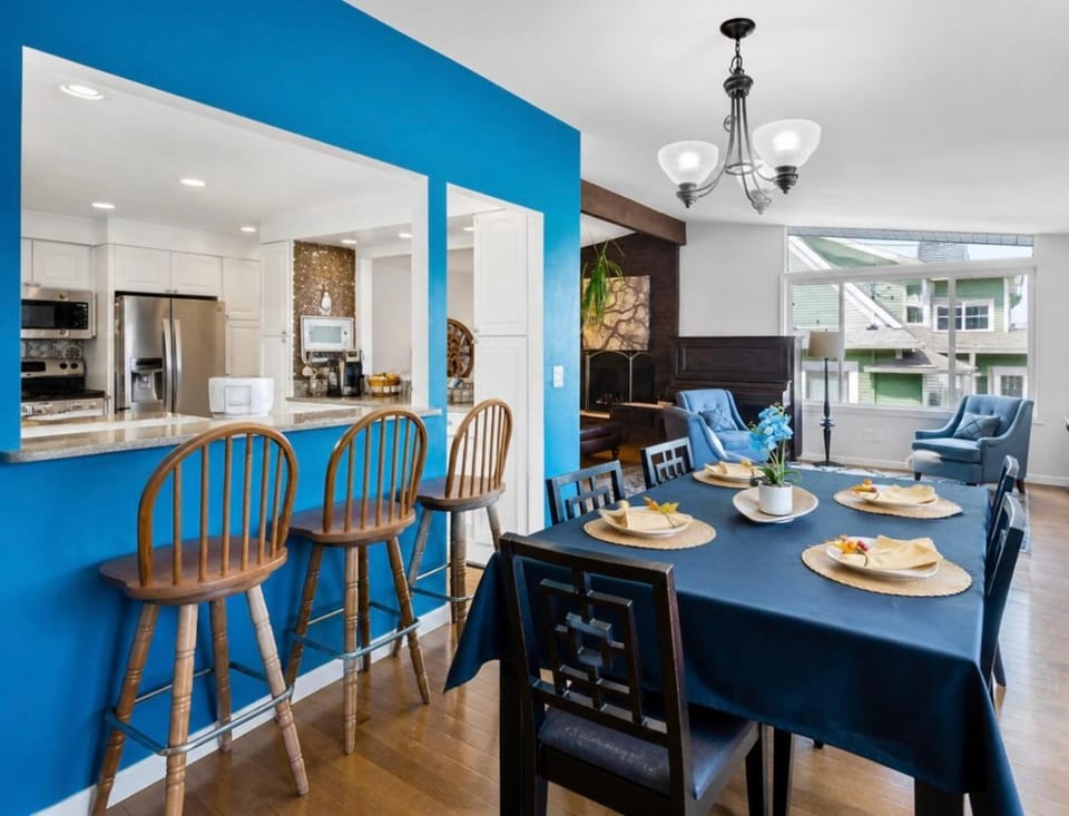 Kitchen or kitchenette, Living room, Seating area, Dining area, fireplace