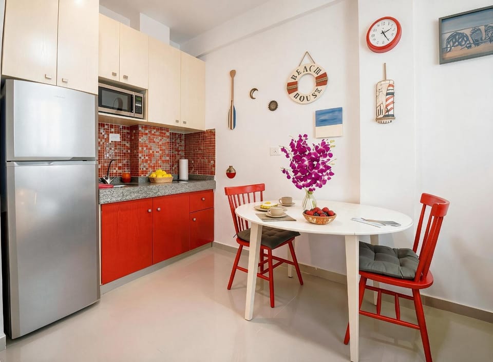Kitchen or kitchenette, Dining area, minibar, stove