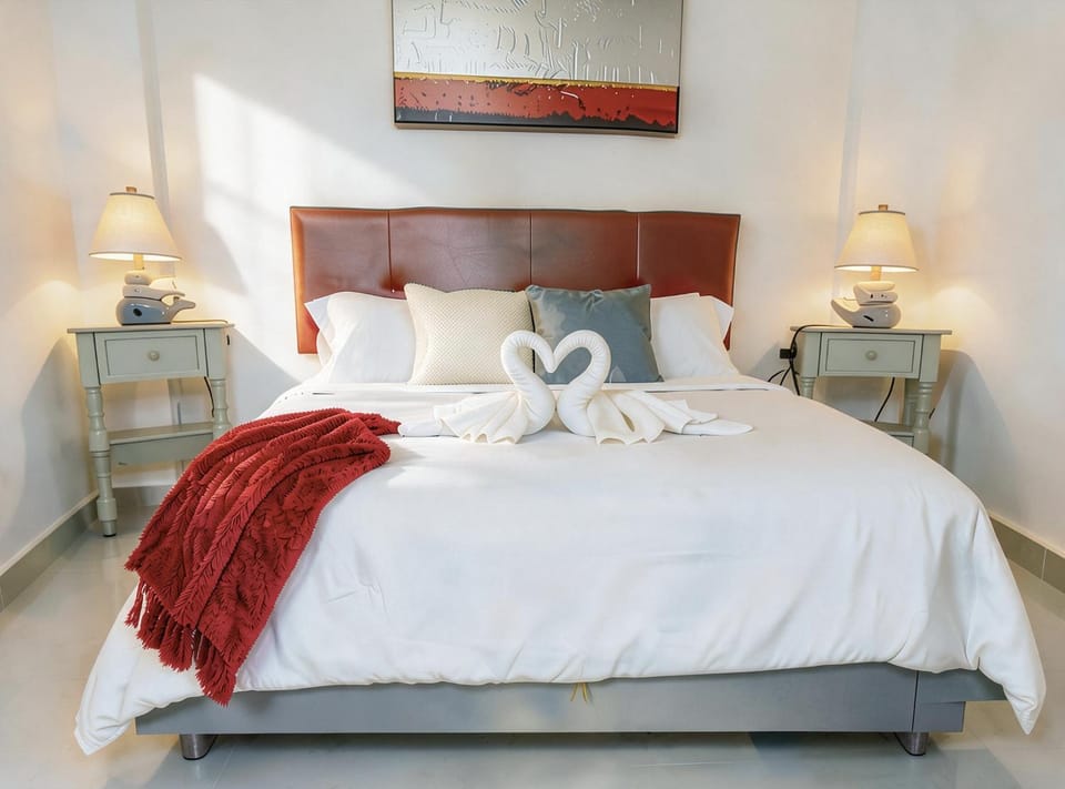 Bed, Photo of the whole room, Bedroom, towels
