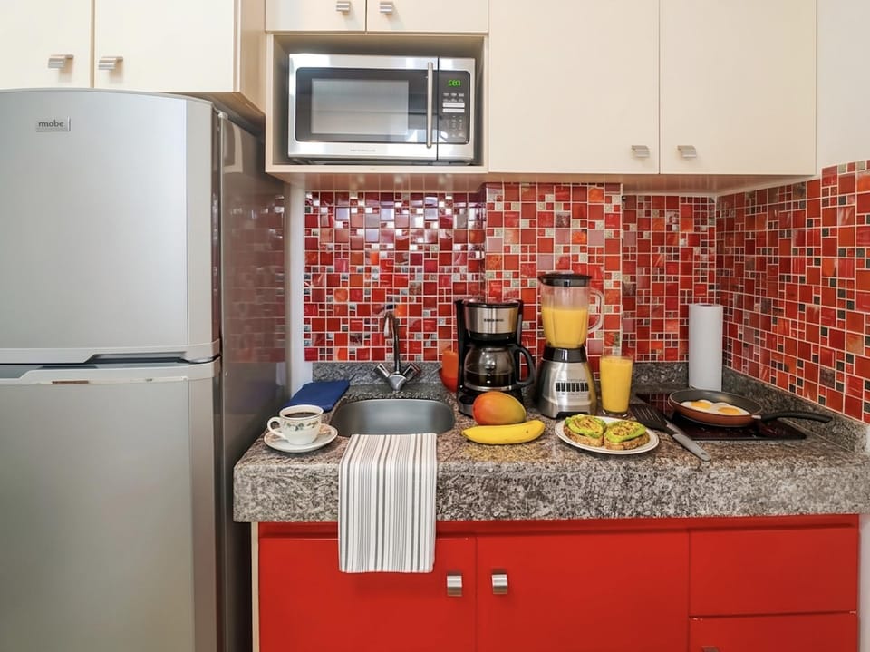 Coffee/tea facilities, Kitchen or kitchenette, Food and drinks, Food, minibar, stove