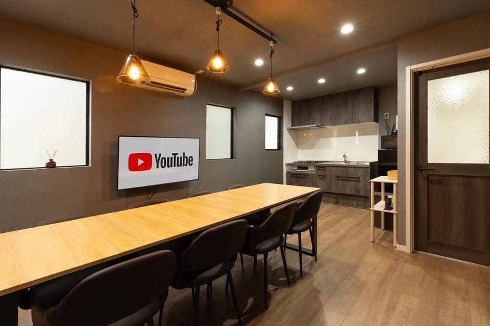 Communal lounge/ TV room, TV and multimedia, Kitchen or kitchenette, Living room, Seating area, Dining area, air conditioner