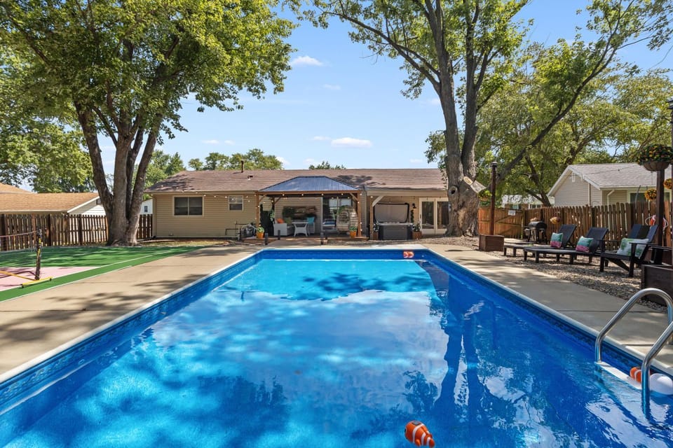 Pool view, Swimming pool, sunbed