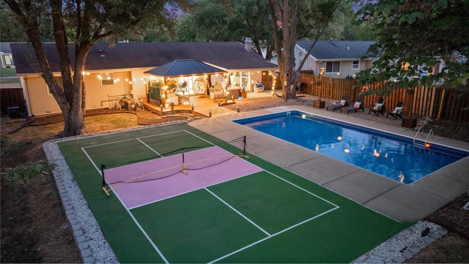 Property building, Swimming pool, sunbed