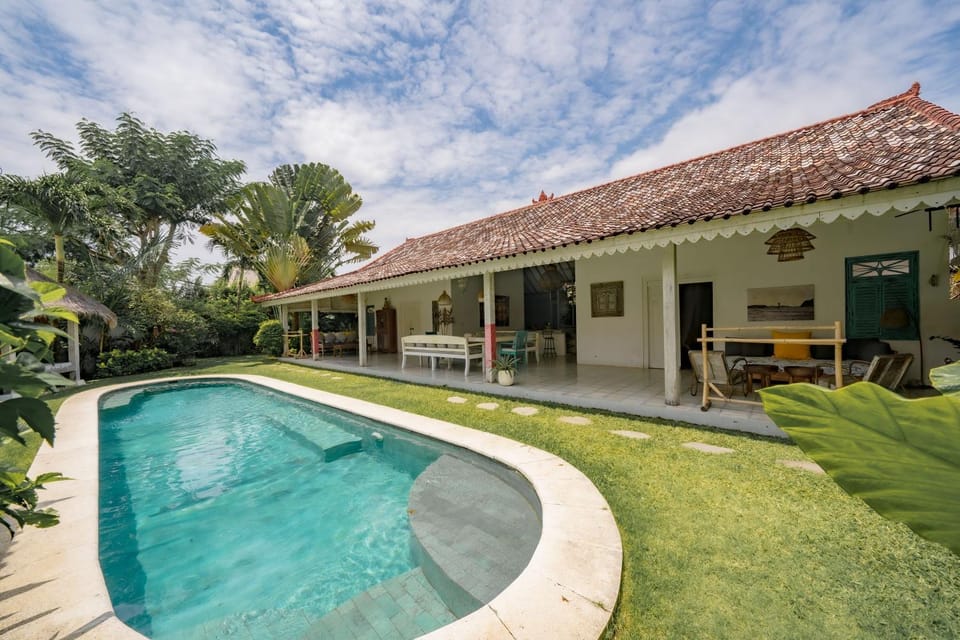 Property building, Patio, Day, Garden, Garden view, Pool view, Swimming pool, Swimming pool, sunbed