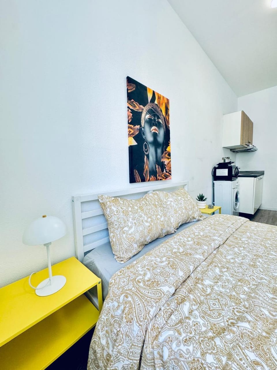 Bed, Kitchen or kitchenette, Bedroom