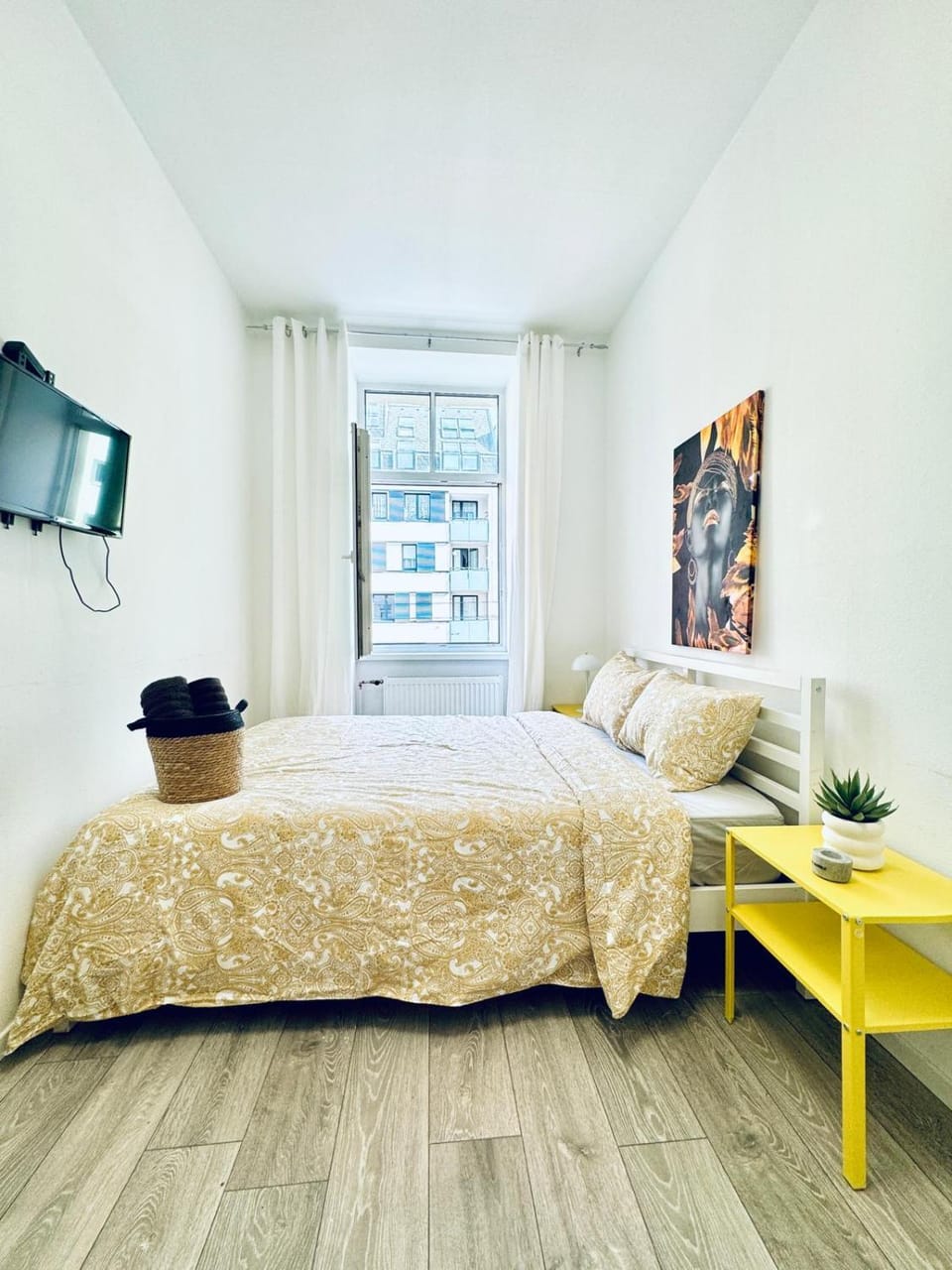 Bed, TV and multimedia, Bedroom