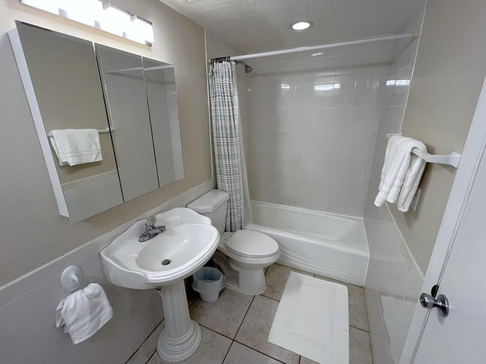 Shower, Toilet, Bathroom, Bath, towels