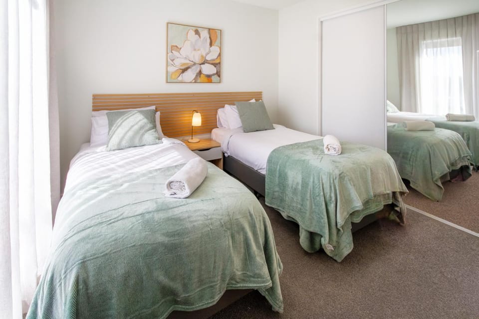 Bed, Bedroom, towels