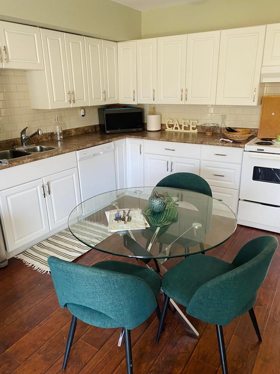 Kitchen or kitchenette, Seating area, Dining area, dishwasher