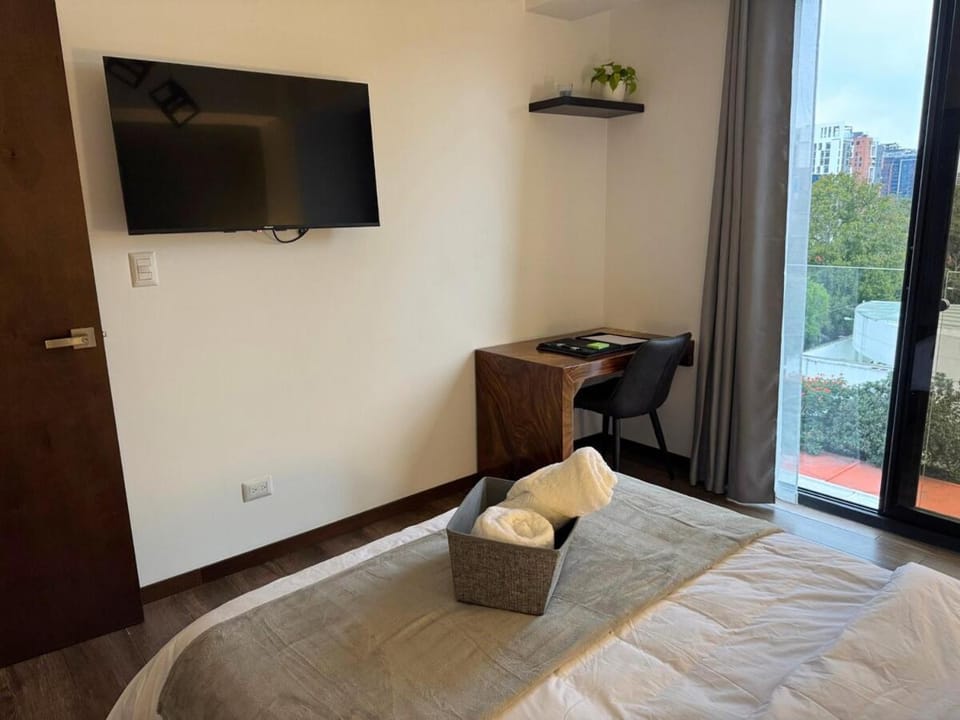 Luxury One-Bedroom City Views, Pool & AC Apartment in Guatemala City