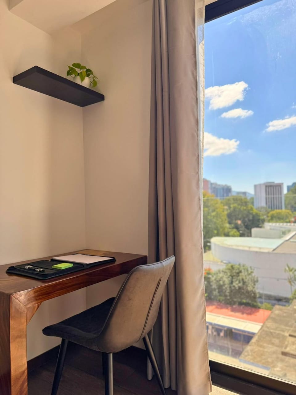 Luxury One-Bedroom City Views, Pool & AC Apartment in Guatemala City
