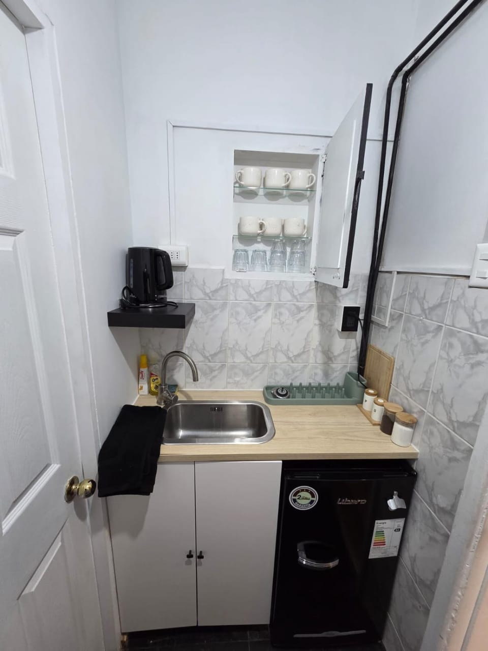Kitchen or kitchenette, minibar