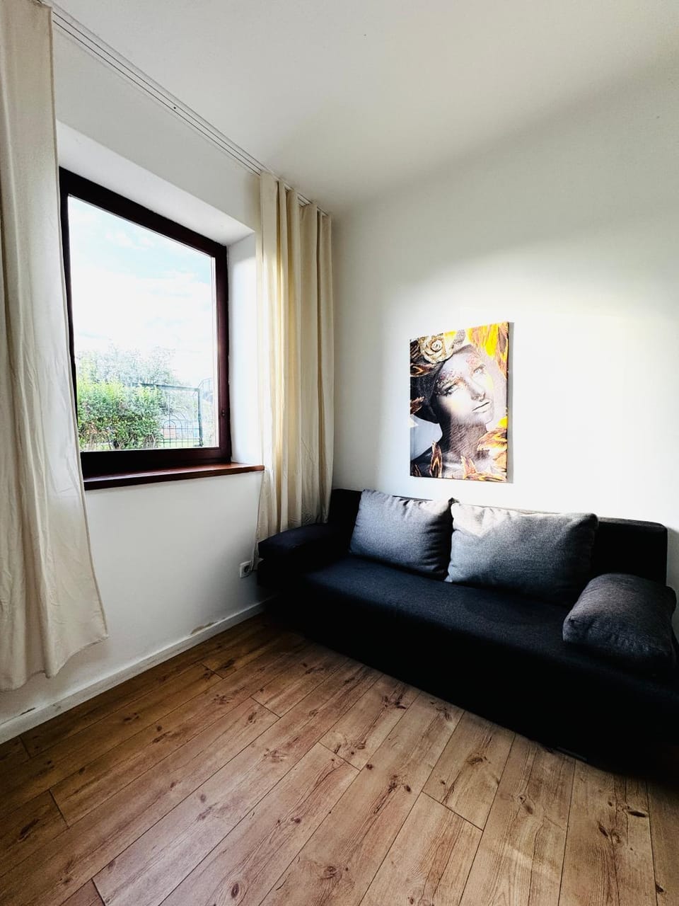 Bed, Seating area, Bedroom