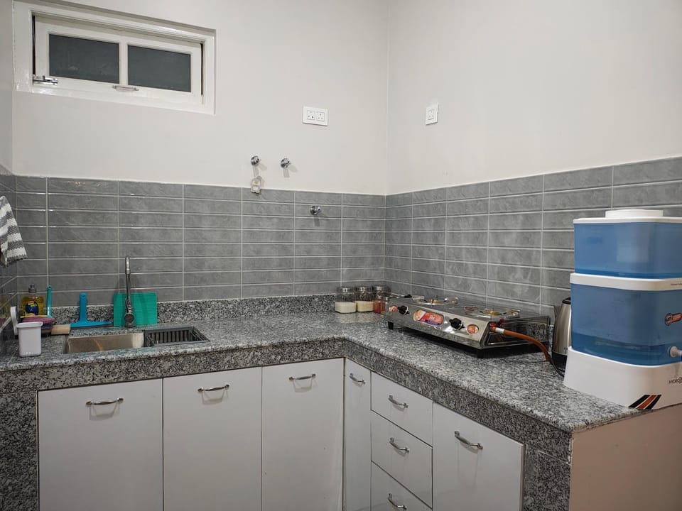 Coffee/tea facilities, Kitchen or kitchenette, stove