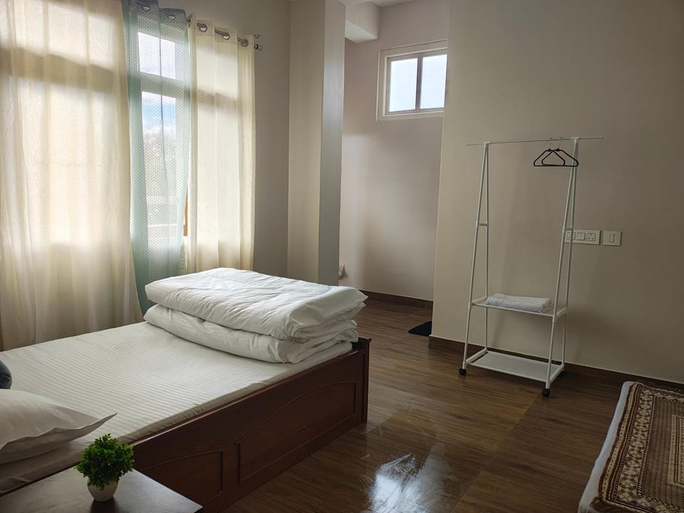 Seating area, Bedroom, wardrobe