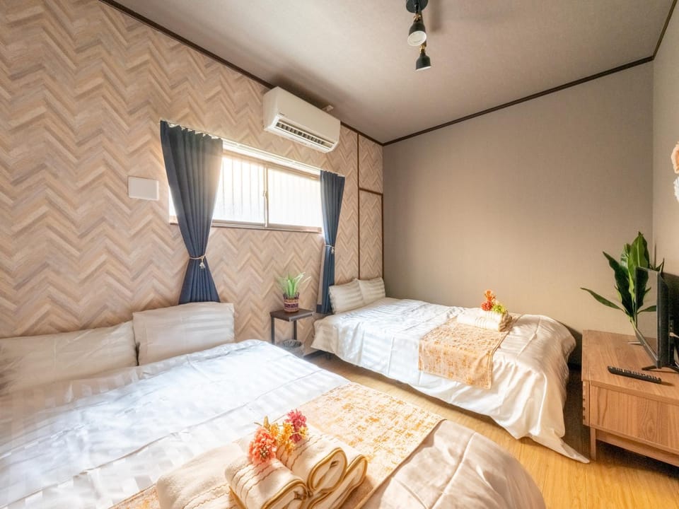 Bed, Photo of the whole room, Bedroom, towels, air conditioner
