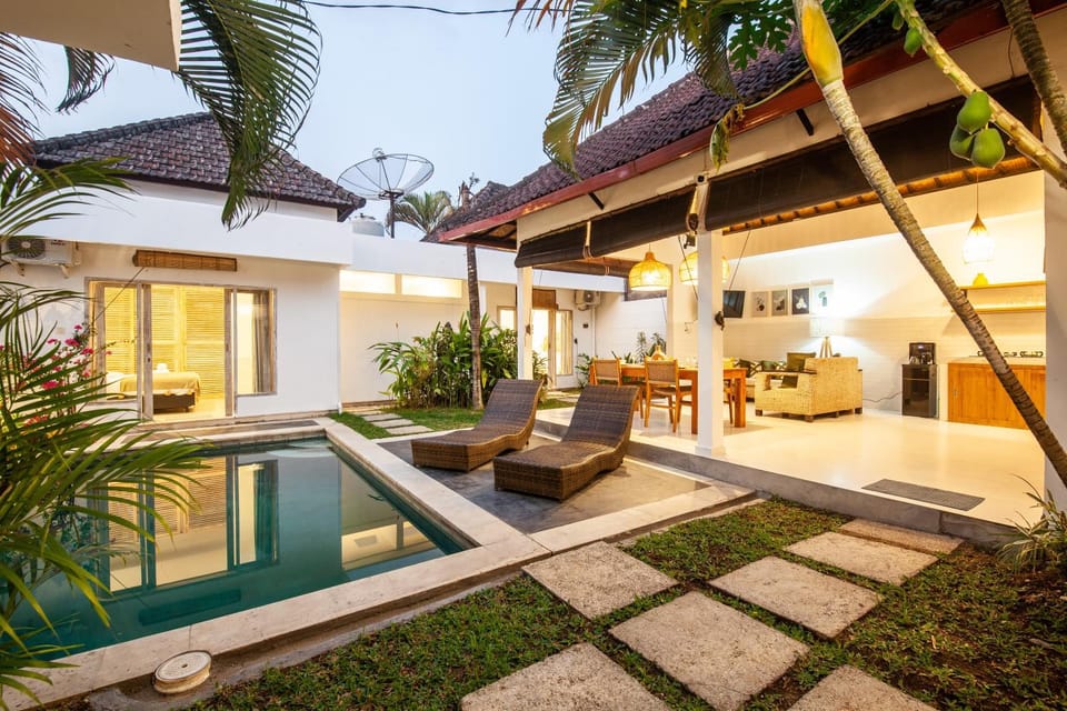 Property building, Swimming pool, sunbed