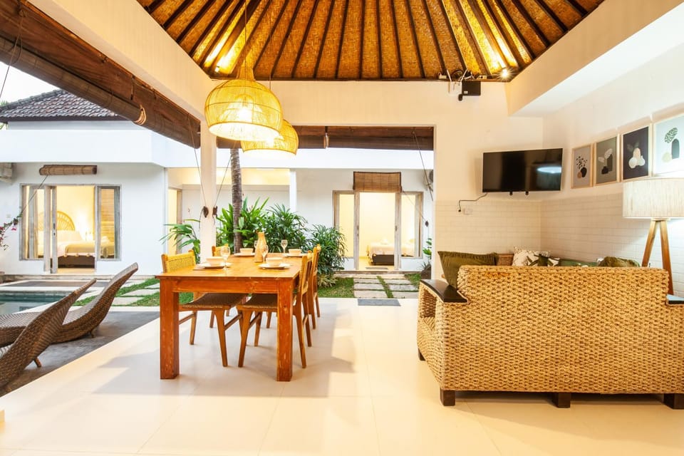 TV and multimedia, Living room, Seating area, Dining area