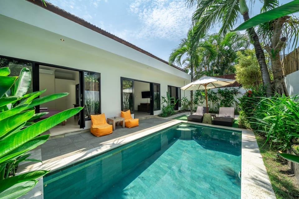 Property building, Day, Pool view, Swimming pool, sunbed