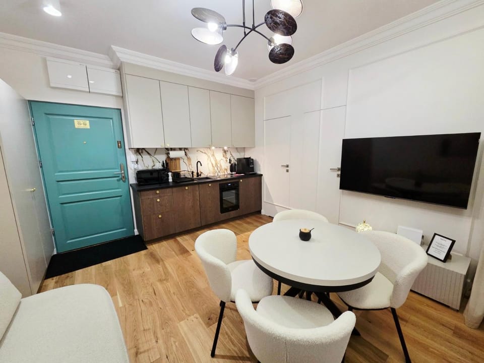 TV and multimedia, Coffee/tea facilities, Kitchen or kitchenette, Living room, Seating area, Dining area