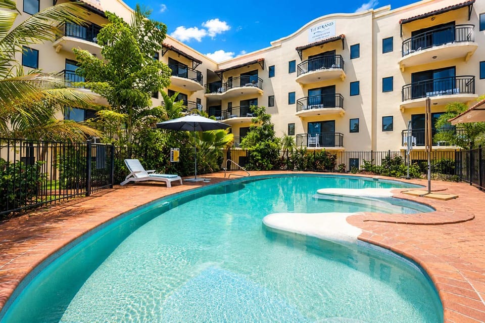 Property building, Patio, Garden, Garden view, Pool view, Swimming pool, sunbed